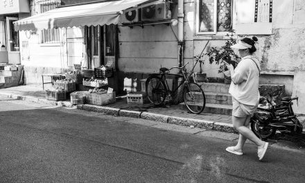 Photo: Text & sun (Qingdao, July 2021), by Gauthier DELECROIX – 郭天