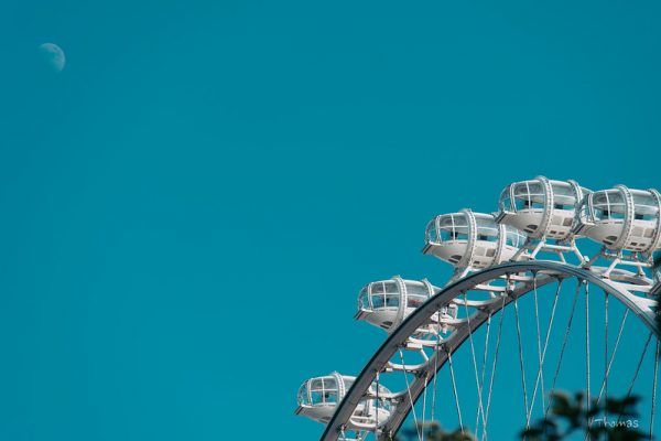 The Bay Glory Ferris wheel in Shenzhen, with the moon above it