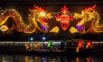 Photo: performance at Qinhuai river, by Jordi Payà Canals