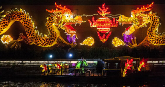 Photo: performance at Qinhuai river, by Jordi Payà Canals
