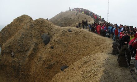 Photo: The summit [Changbaishan / 长白山天池], by Caitriana Nicholson